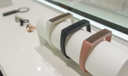 Samsung ra mắt Charm, thiết bị đeo theo dõi sức khỏe giống Mi Band