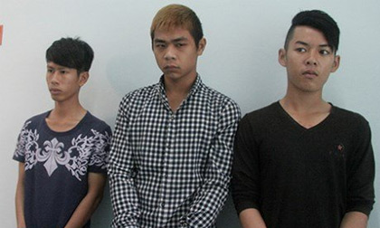 Ném bom xăng vào trụ sở xã