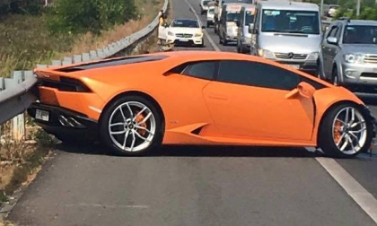 Siêu xe Lamborghini 13 tỷ lao thẳng vào dải phân cách trên cao tốc
