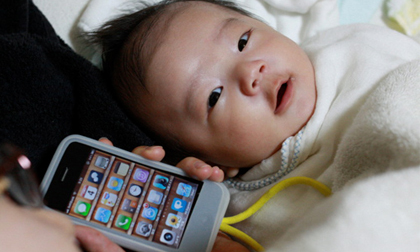 Bố mẹ tuổi 'teen' bán con để mua iPhone, xe máy