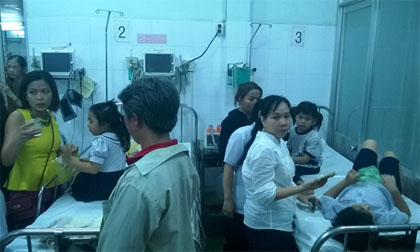 Hàng loạt học sinh nhập viện vì ngộ độc thức ăn