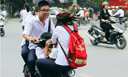Buộc học sinh vi phạm giao thông nghỉ học là trái luật