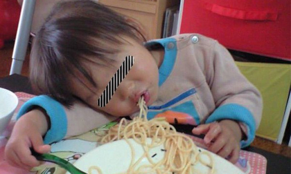 Cười nghiêng ngả với tư thế ngủ không đỡ được của các bé