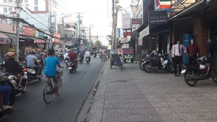Mẹ giằng lại con trên tay tên cướp giữa đường Sài Gòn - 1