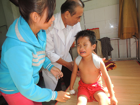 Cha đánh con trai sáu tuổi dập gan - 1