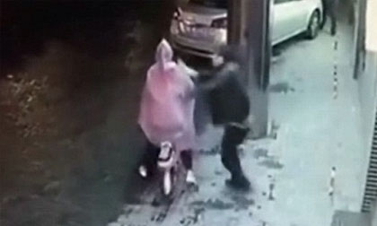 Cảnh báo kẻ biến thái chuyên sàm sỡ thiếu nữ trên đường phố Hà Nội