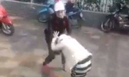 Bà bầu 4 tháng bị hành hung, đạp vào bụng giữa phố Hà Nội