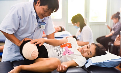 Nụ cười trên đôi nạng gỗ của nữ sinh bị cưa chân
