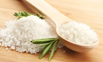 Rửa mặt bằng nước muối ấm - ngừa và trị mụn đơn giản
