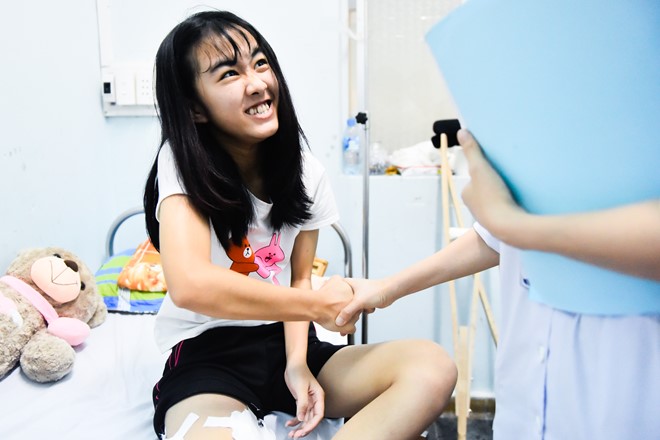 Nu cuoi tren doi nang go cua nu sinh bi cua chan hinh anh 3