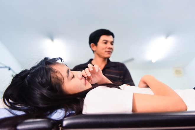 Nu cuoi tren doi nang go cua nu sinh bi cua chan hinh anh 2