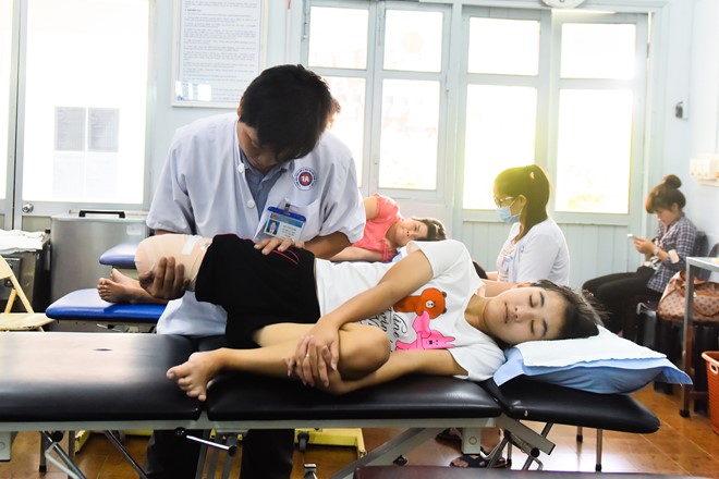 Nu cuoi tren doi nang go cua nu sinh bi cua chan hinh anh 5