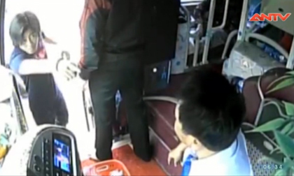 Nhà xe giành khách vác tuýp sắt phang điên cuồng