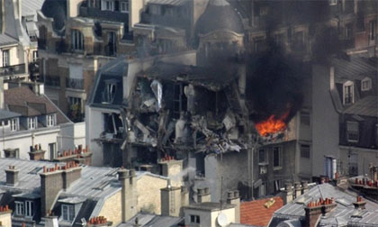Nổ lớn tại Paris, cột khói đen bốc cao
