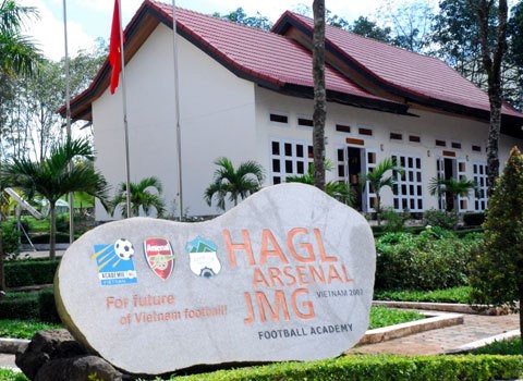 Bau Duc the chap hoc vien bong da de vay von ngan hang hinh anh 1