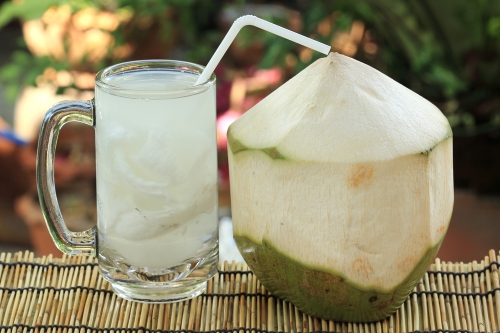 7 lợi ích kinh ngạc trong 7 ngày uống nước dừa lúc đói - Ảnh 1