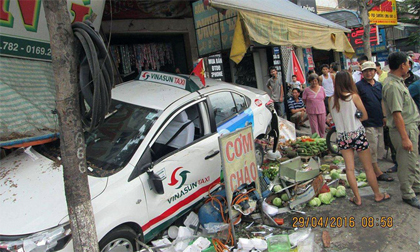 Taxi gây tai nạn liên hoàn, 3 người bị cuốn vào gầm, 2 người bị húc văng