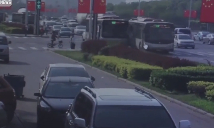 Hai tài xế hằm hè lao xe vào nhau