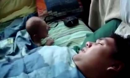 Bé sơ sinh mất ngủ vì bố ngáy như kéo gỗ