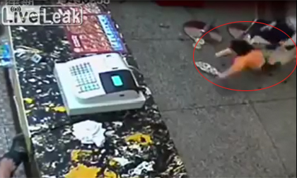 Phẫn nộ clip mẹ đánh con dã man vì làm rơi bánh xuống sàn