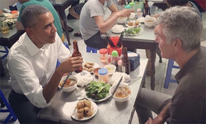 Tổng thống Obama thưởng thức bún chả gia truyền trên phố Lê Văn Hưu, Hà Nội