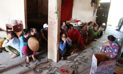 Triệt phá 'sới bạc' toàn quý bà ở miền tây