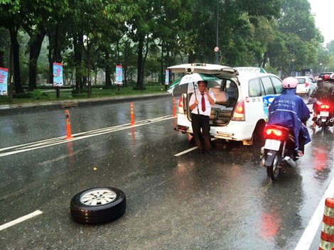 Taxi rot banh khi cho khach den san bay Tan Son Nhat hinh anh 1