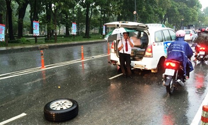 Taxi rớt bánh khi chở khách đến sân bay Tân Sơn Nhất
