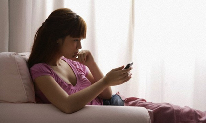 Xem trộm điện thoại của chồng, người phụ nữ nhận cái giá quá đắt trước pháp luật!
