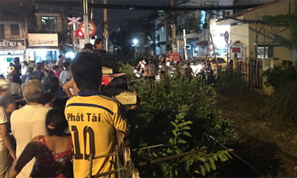 Thanh niên ngáo đá dùng dao cố thủ trong chốt trực xe lửa