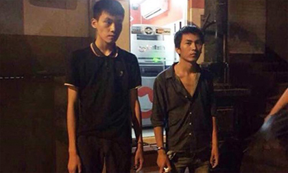 Bắt quả tang 2 người Trung Quốc dùng thẻ ATM giả rút trộm tiền