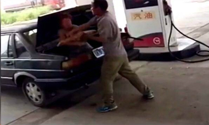 Chồng đánh vợ dã man rồi nhét vào cốp xe tại trạm xăng nhưng không ai can ngăn