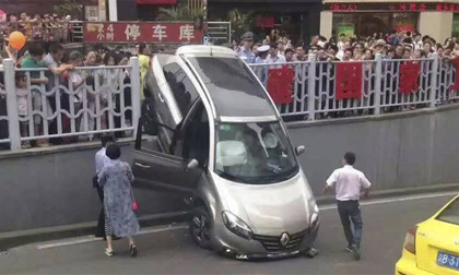 Nữ tài xế gây ra tai nạn hy hữu, hàng trăm người hiếu kỳ chen lấn đứng xem