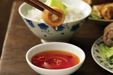 Mẹo hay phân biệt nước mắm THẬT - GIẢ - Ảnh 1