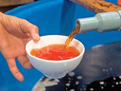 Mẹo hay phân biệt nước mắm THẬT - GIẢ - Ảnh 4