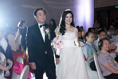 Miss teen Xuân Mai rạng rỡ bên chồng đại gia trong lễ cưới - 2