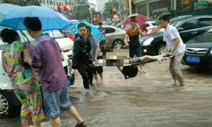 Bé gái 12 tuổi chết đuối ngay trên phố khi giúp bà cụ qua đường