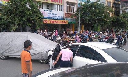 Người đàn ông đạp nhầm chân ga sau khi mua xe mới, 3 ô tô bị đâm trên đường