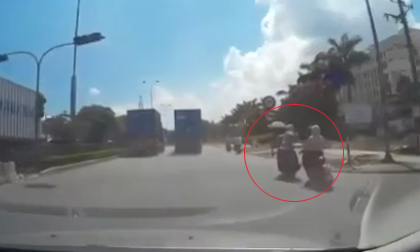 Cô gái đi Vespa bị giật túi xách ngay trên đường