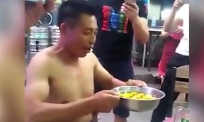 Người đàn ông nuốt 20 quả trứng sống trong chưa đầy 1 phút