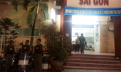 Hàng chục côn đồ đánh gục 2 thanh niên giữa Sài Gòn