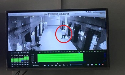 Cướp xịt hơi cay, giật điện thoại ở thang máy chung cư