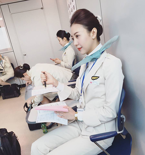 kho cuong lai su xinh dep cua nhung nu tiep vien hang khong nay - 1