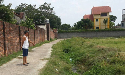 Mang tử thi bị đâm đến đặt giữa nhà nghi phạm
