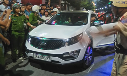 Dân vây bắt ô tô nghi tông thai phụ rồi bỏ trốn