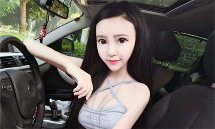 Hoảng hồn với cô nàng mặt rắn nặng 20kg