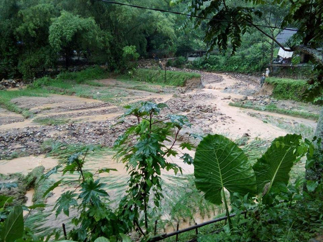 Lào Cai: Lũ lớn kinh hoàng trong đêm, 11 người mất tích, 1 người bị thương - Ảnh 9.