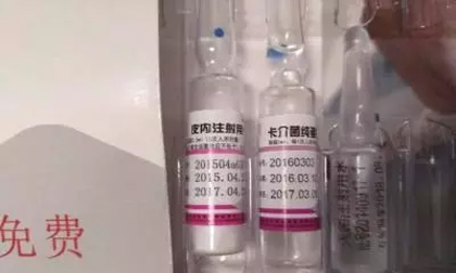 Trẻ sơ sinh co giật rồi chết não sau khi tiêm vắc xin
