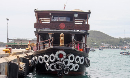 Chìm tàu trên vịnh Nha Trang, 10 khách thoát nạn