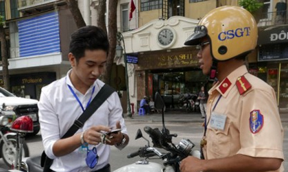 Cảnh sát giao thông 'săn' game thủ bắt Pokemon